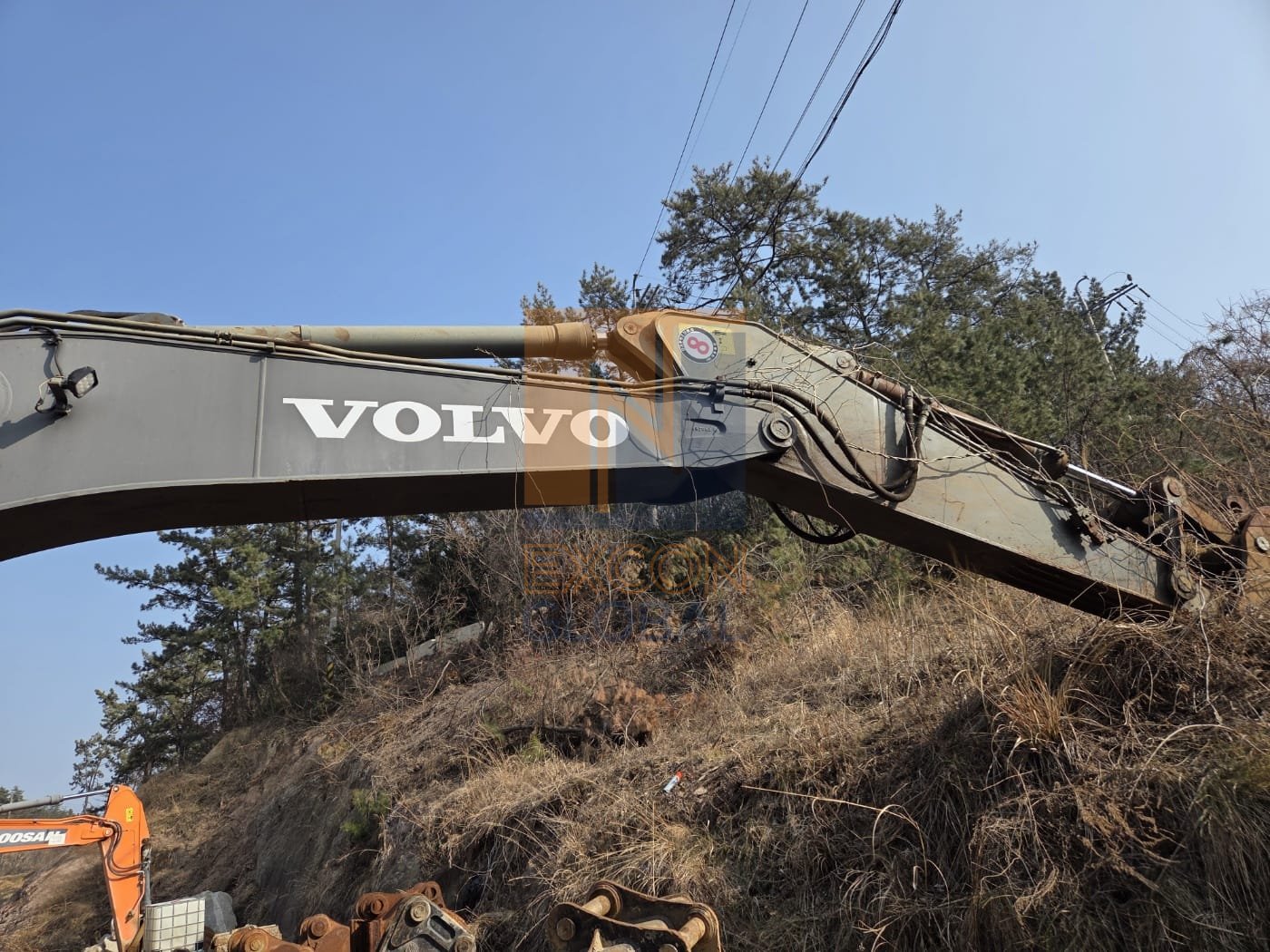 2011 VOLVO 290B PRIME