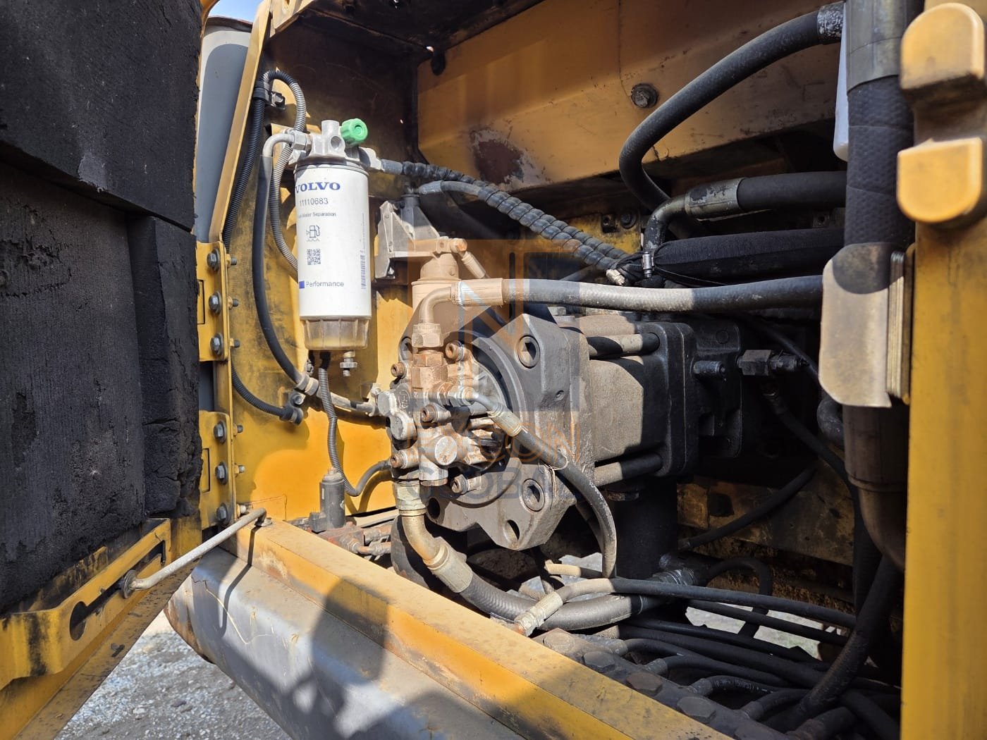 2011 VOLVO 290B PRIME