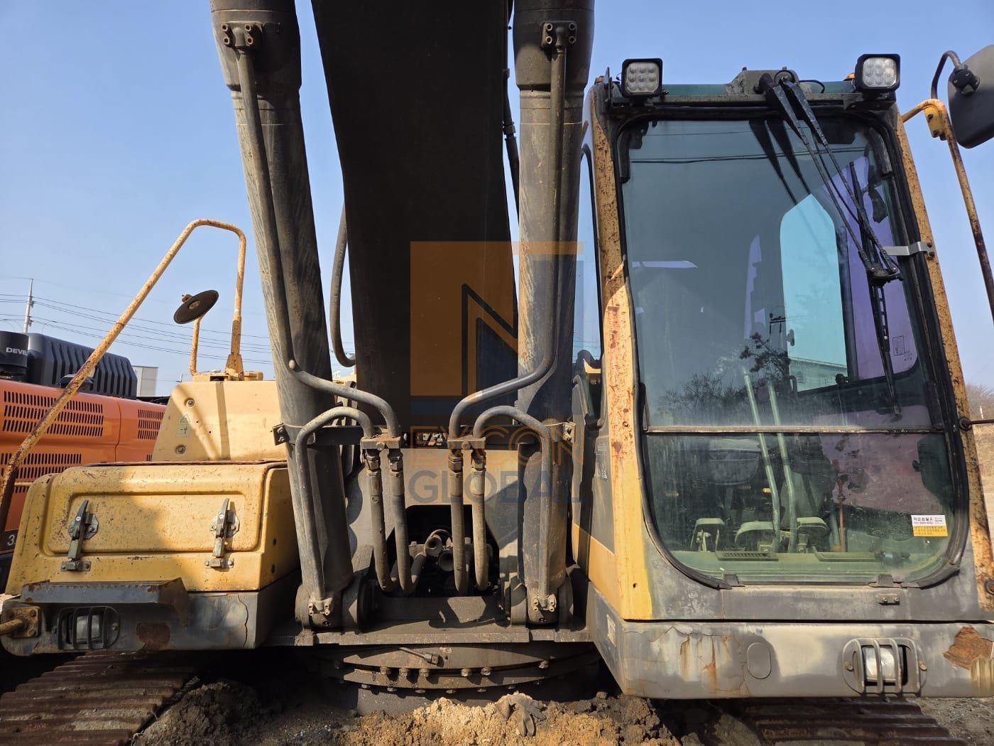 2011 VOLVO 290B PRIME