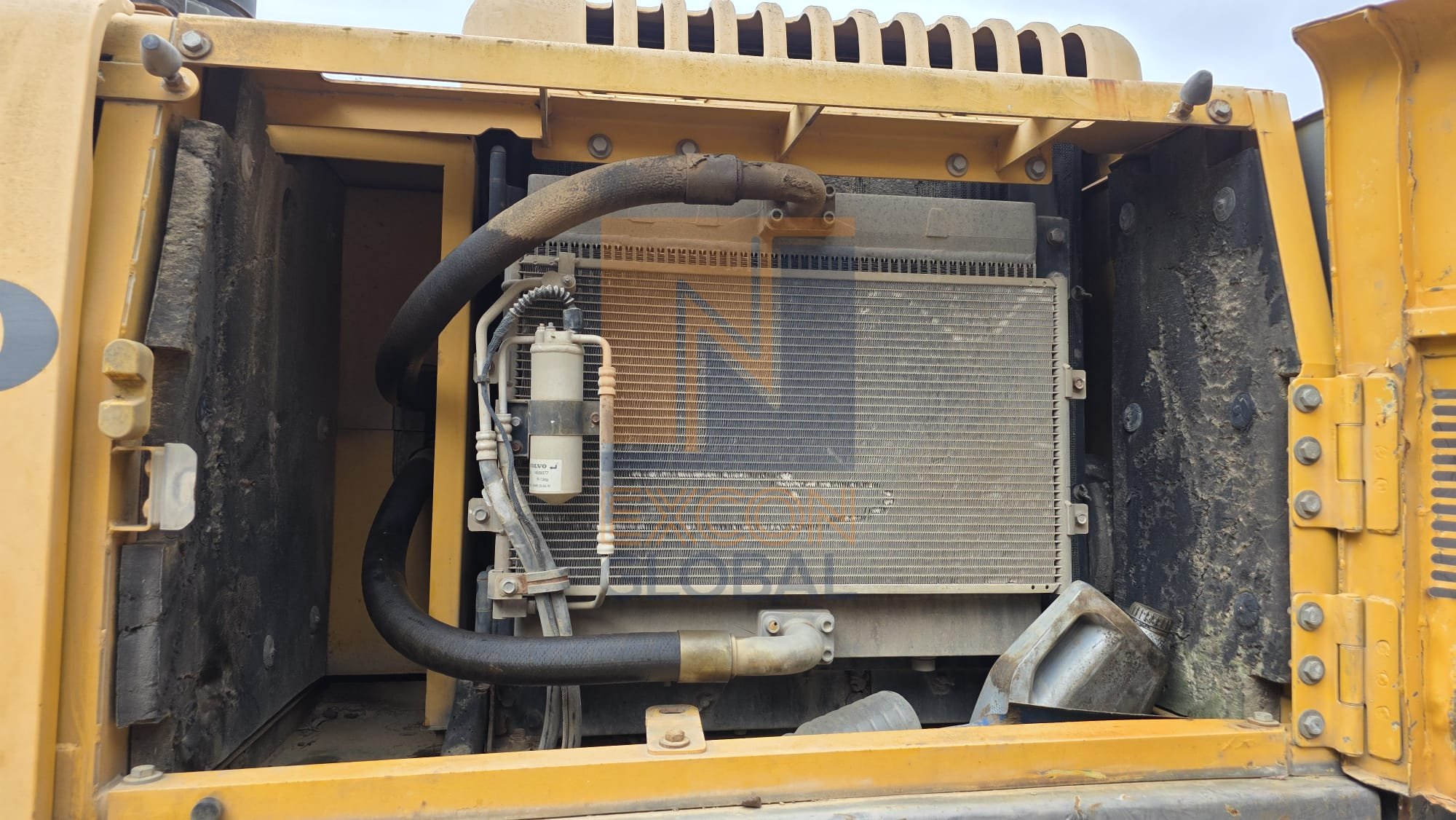 2010 VOLVO 290B PRIME